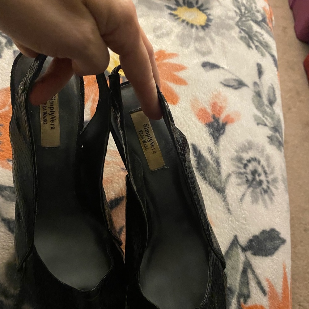 Simply Vera Vera wang brand peep toe style high heels size 8